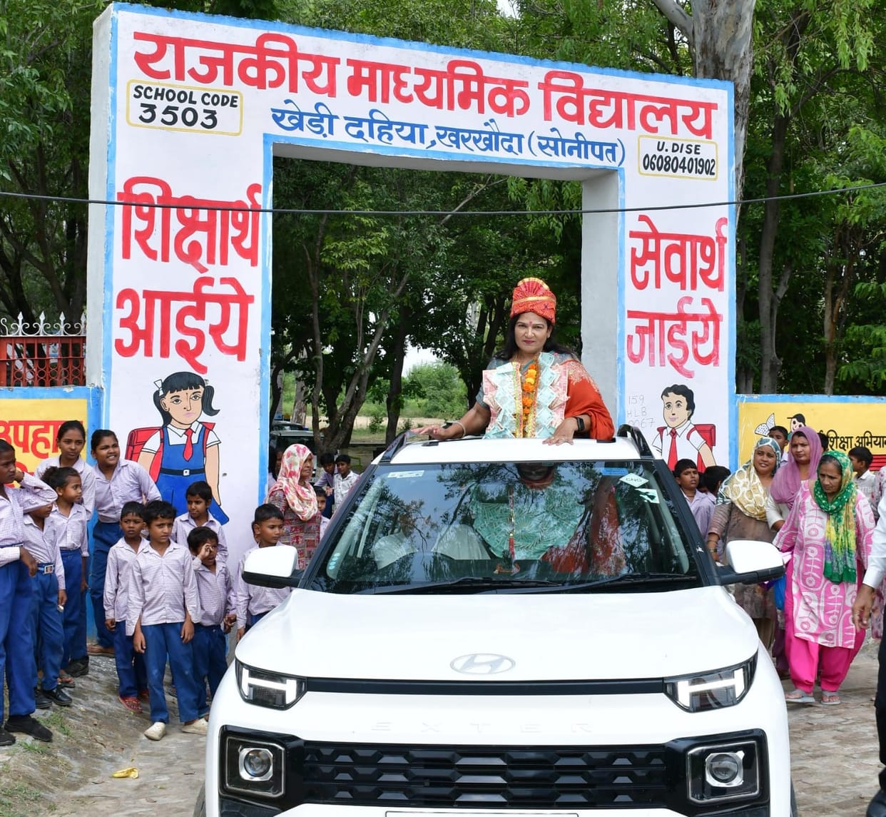 State teacher awardee Yashvanti welcomed upon arrival in her village.