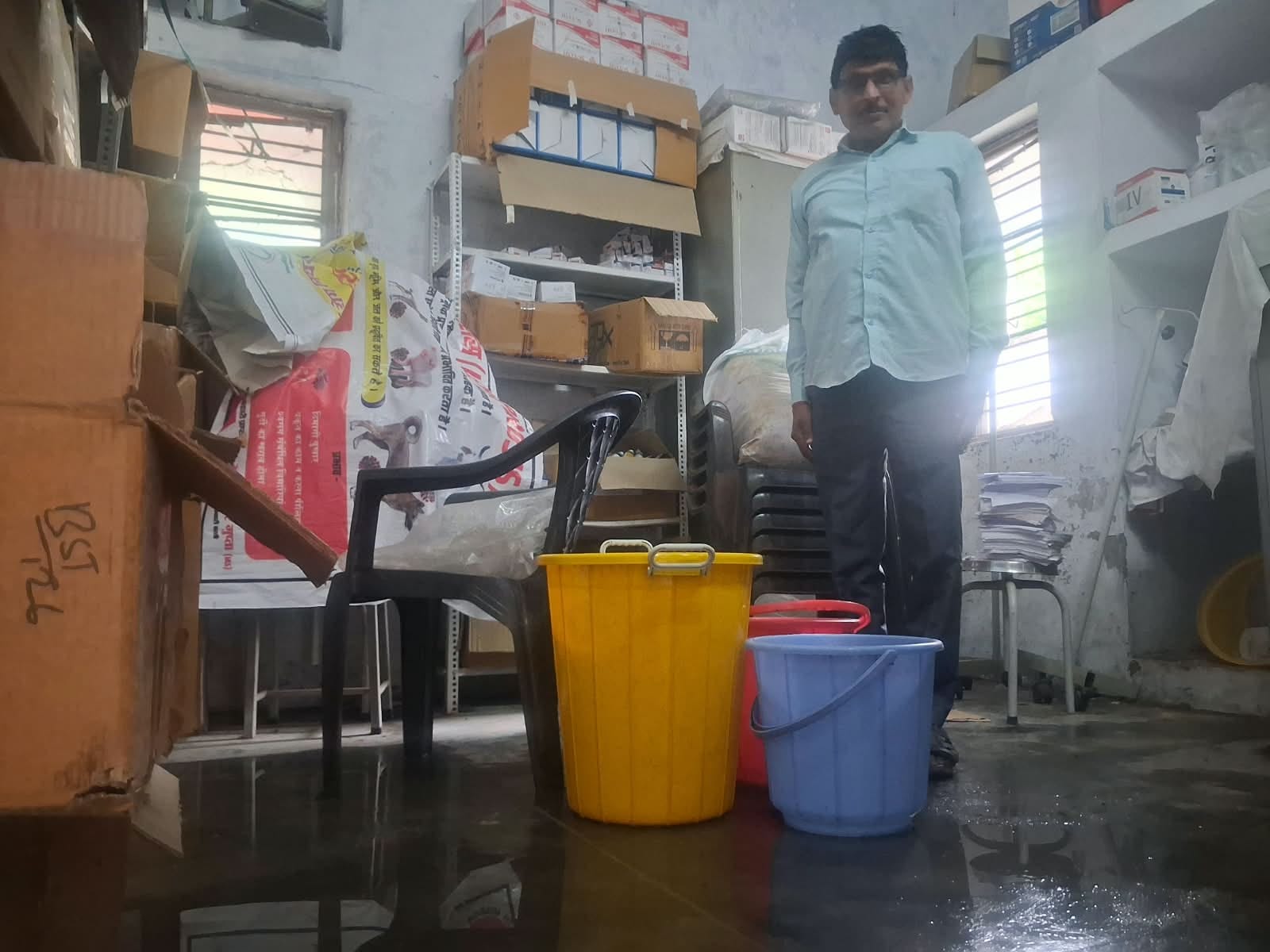 बभनान पीएचसी भवन की टपकती छत के चलते दवा बचाने में जुटे कर्मी संवाद
