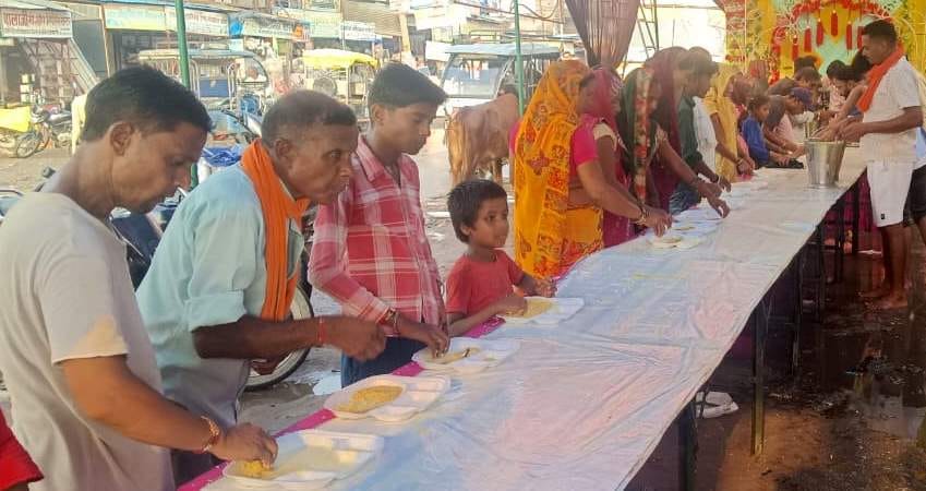 Chants of praise echoed on the occasion of Shri Krishna's 'Chhathi' celebration.