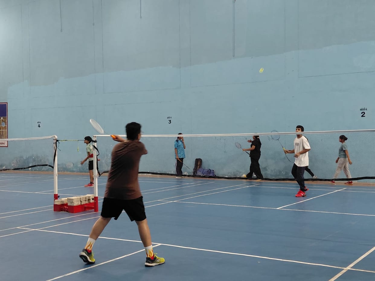 The playing field is bad, the number of players on the badminton court is increased