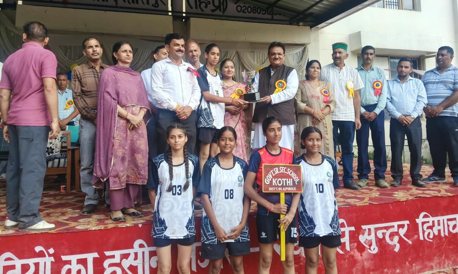 भगेड़ स्कूल में आयोजित खेलकूद प्रतियोगिता में विजेता खिलाड़ियों को सम्मानित करते हुए।