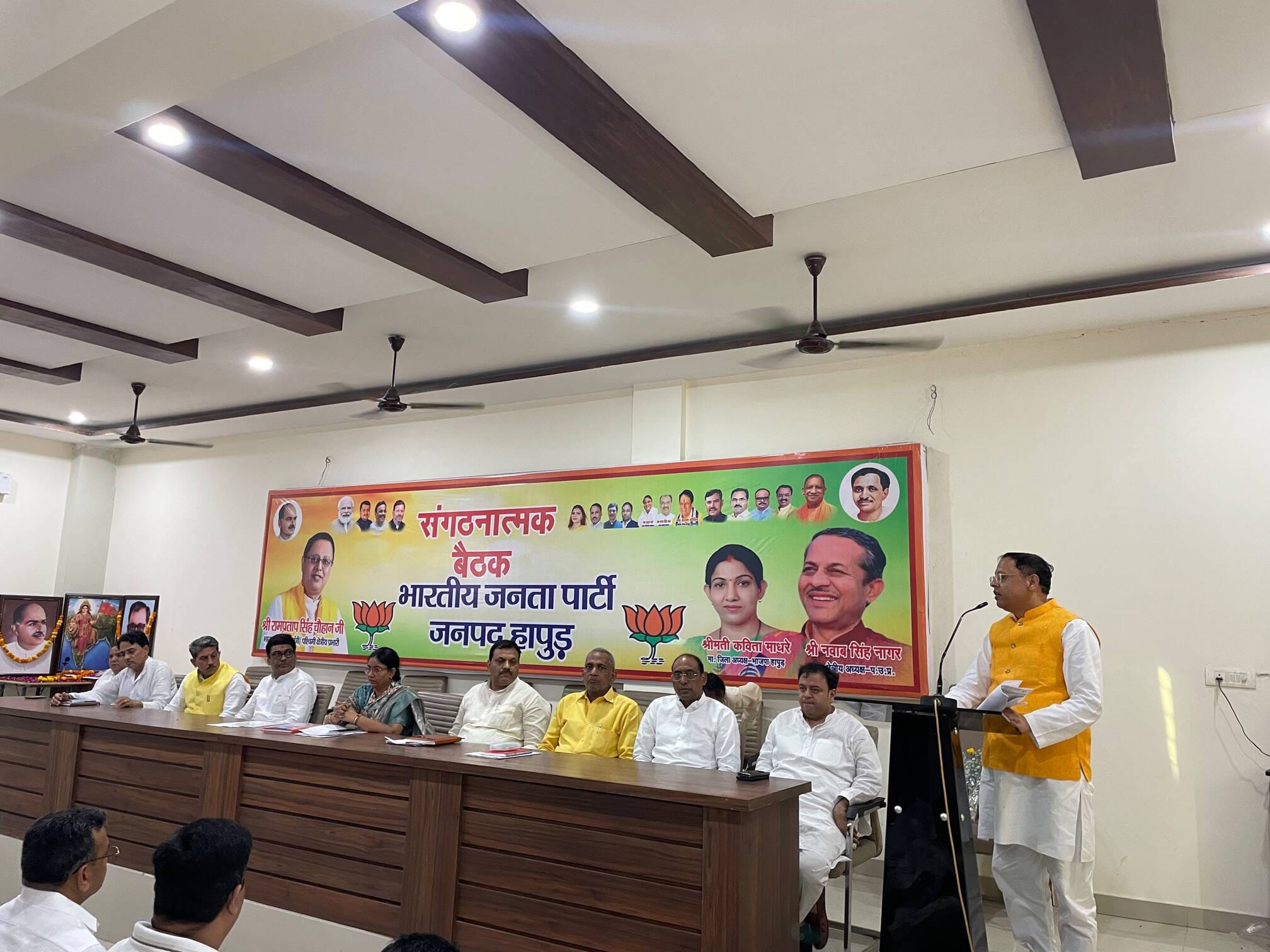 भाजपा कार्यालय में आयोजित बैठक में बोलते प्रदेश महामंत्री। स्रोत: भाजपा