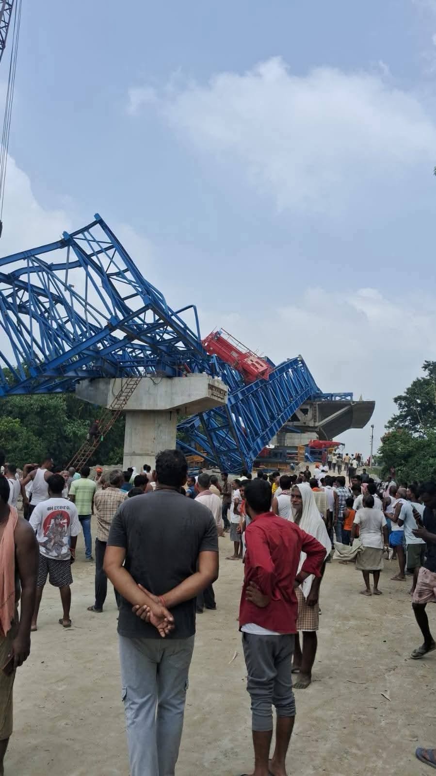 Bihar vaishali lalganj nh139w bharatmala project bridge launcher collapse injuries hajipur news