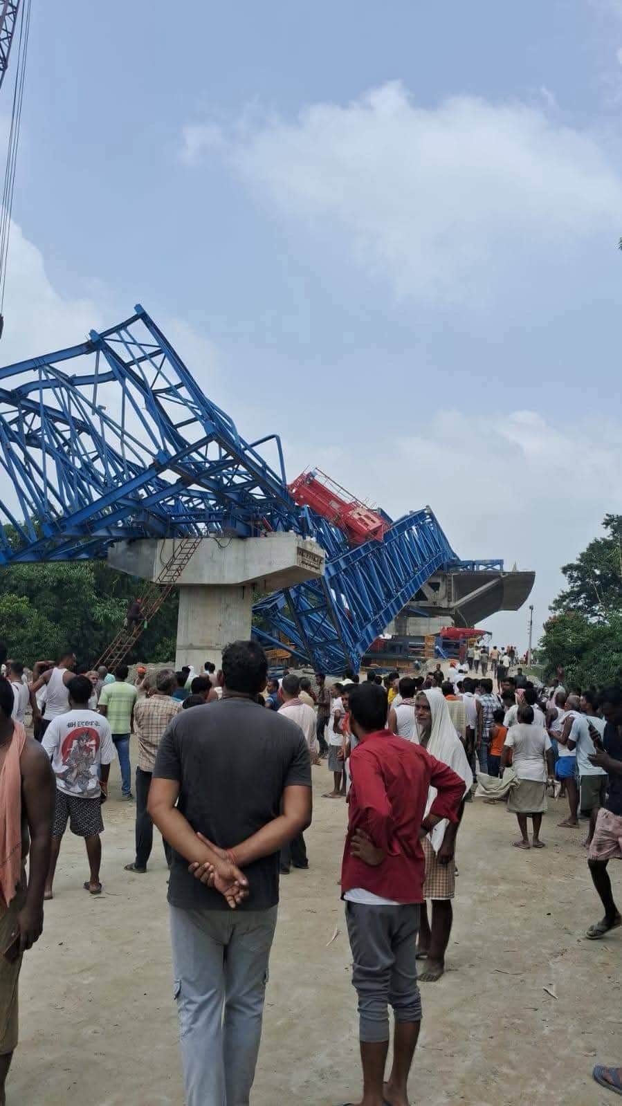 Bihar vaishali lalganj nh139w bharatmala project bridge launcher collapse injuries hajipur news