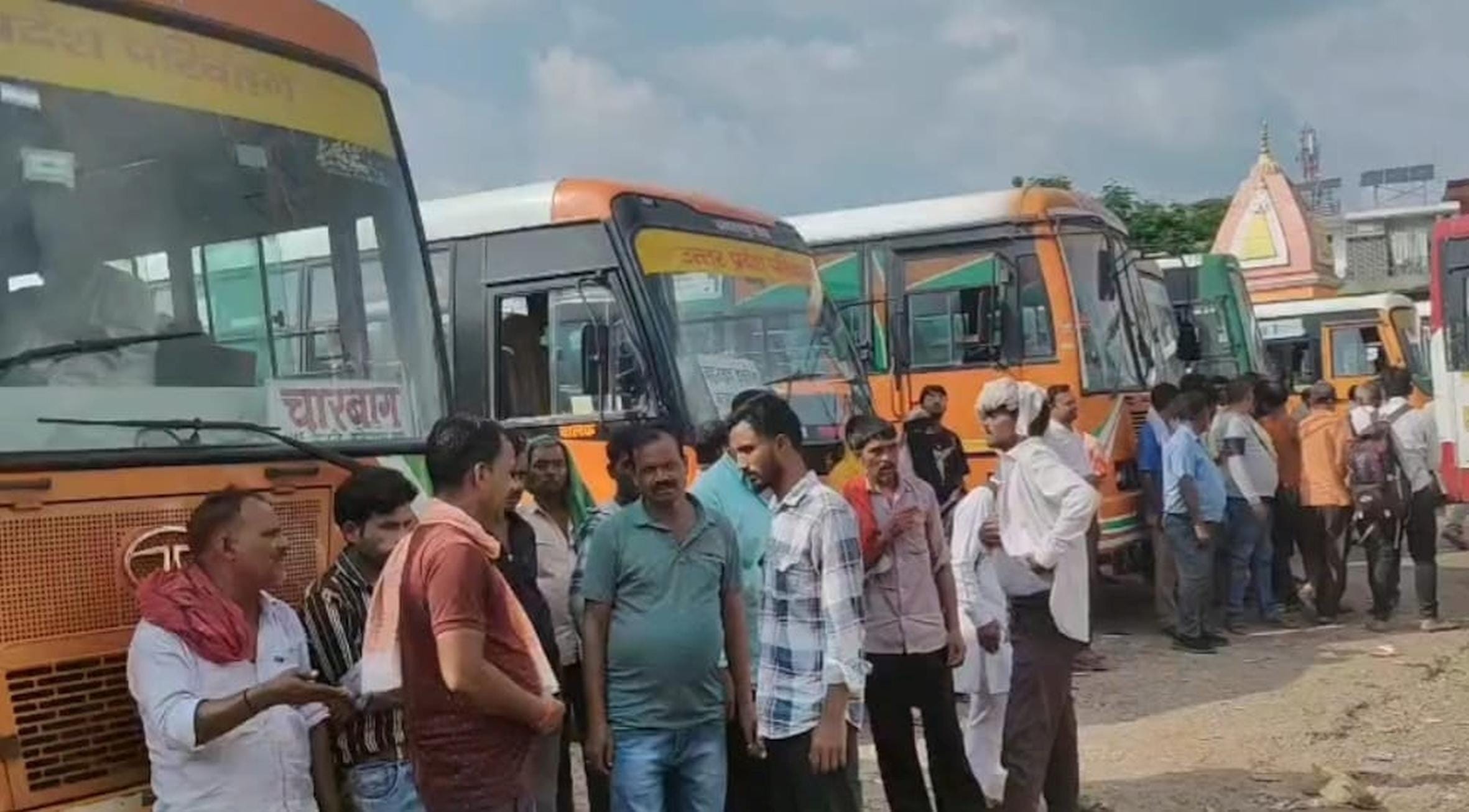  बहराइच के रोडवेज बस अड्डे पर डग्गामार वाहन संचालक व रोडवेज कर्मियों के बीच झड़प के बाद जमा भीड