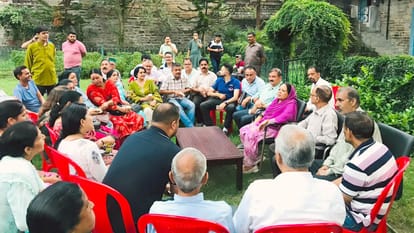 ब्लॉक कांग्रेस रामपुर के सिटी जोन की बैठक में मौजूद पूर्व सांसद और कांग्रेस पदाधिकारी। स्रोत : 