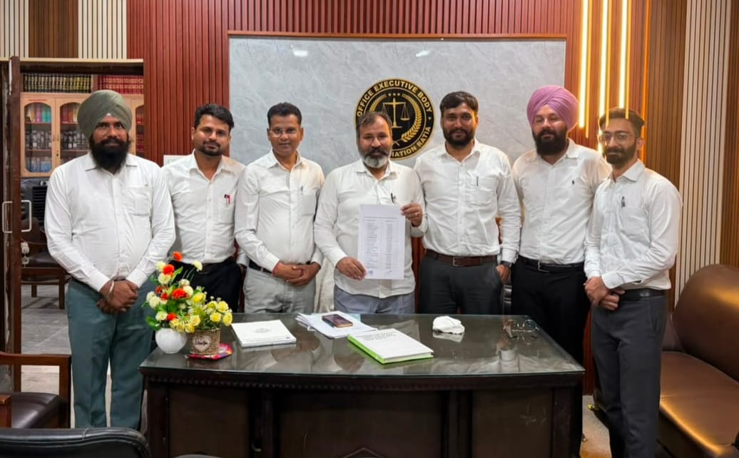 बार एसोसिएशन रतिया की चुनाव कमेटी सदस्य नोटा व अन्य जानकारी देते हुए :संवाद