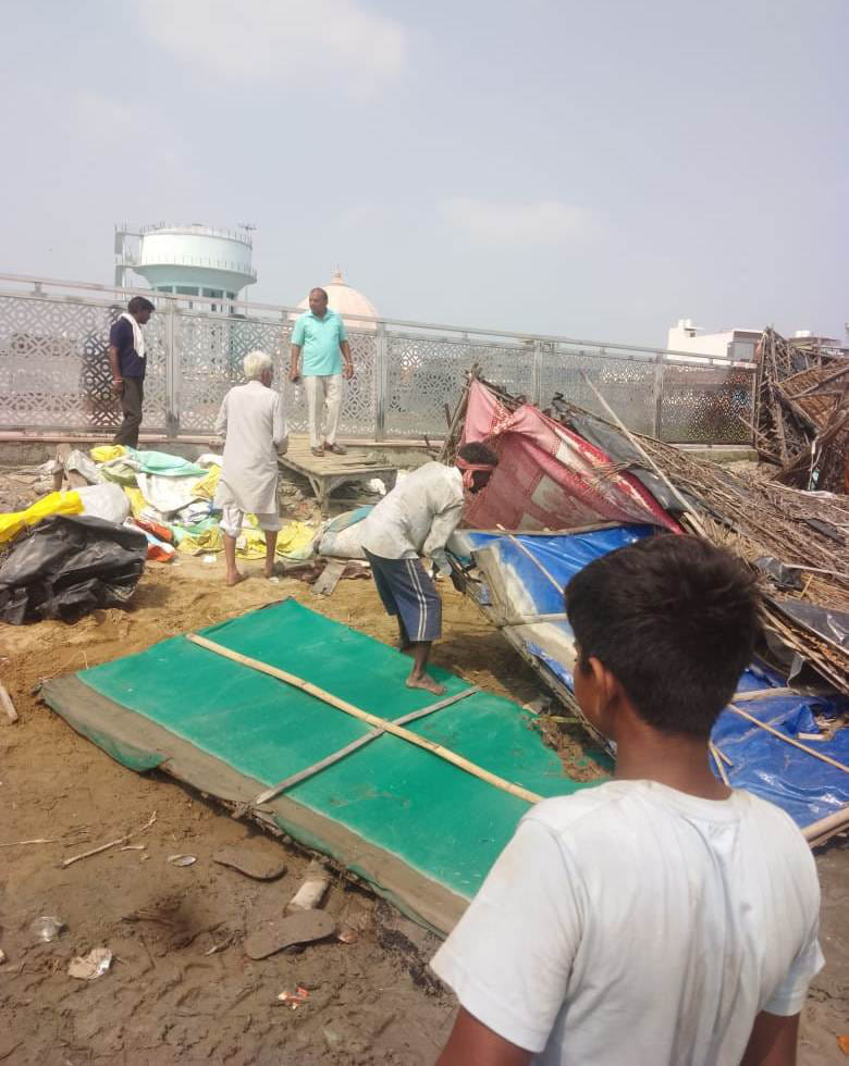 ब्रजघाट में श्मशानघाट से अस्थायी अतिक्रमण हटवाते पालिका कर्मी। संवाद