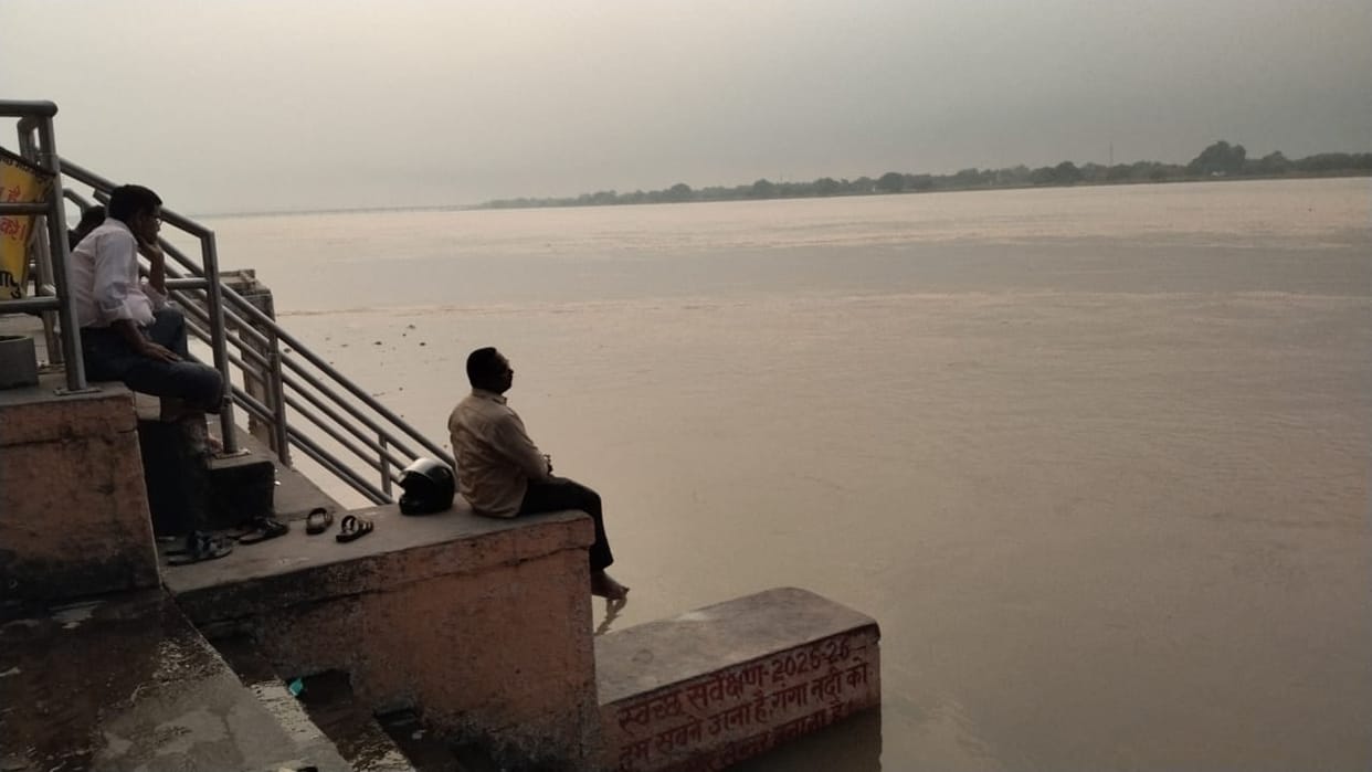 The Ganga remained steady in the morning; the water level began to rise again after 8 AM.
