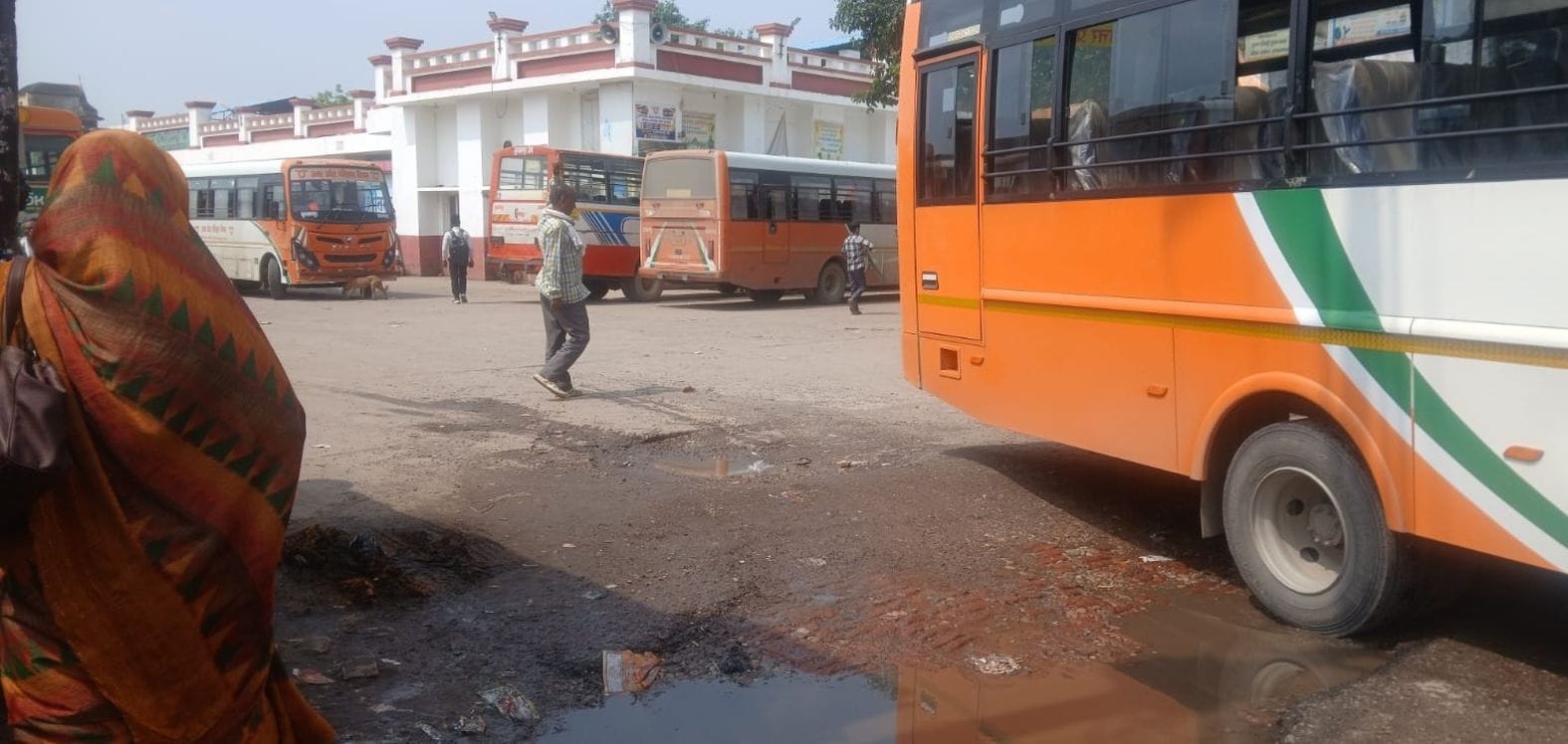 बस स्टेशन पर जमा गंदा पानी 