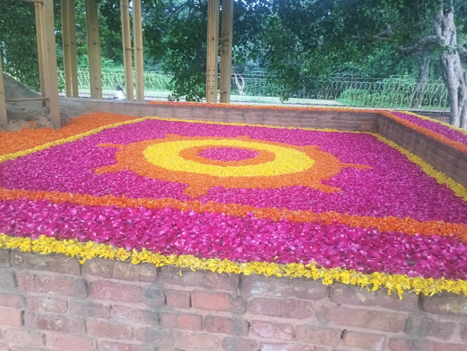 बौद्ध तपोस्थली श्रावस्ती में गंधकुटी में की गई फूल पूजा।