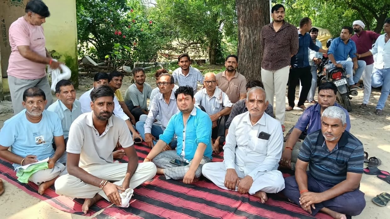 Villagers, enraged over the failure to solve the theft case, staged a sit-in at the Bachgaon police outpost.