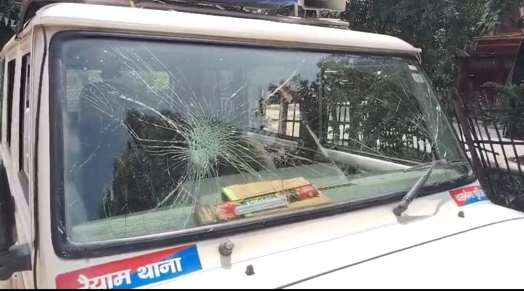 Bihar News : Police team attacked trying free iquor dealer, vehicle damaged 10 arrested