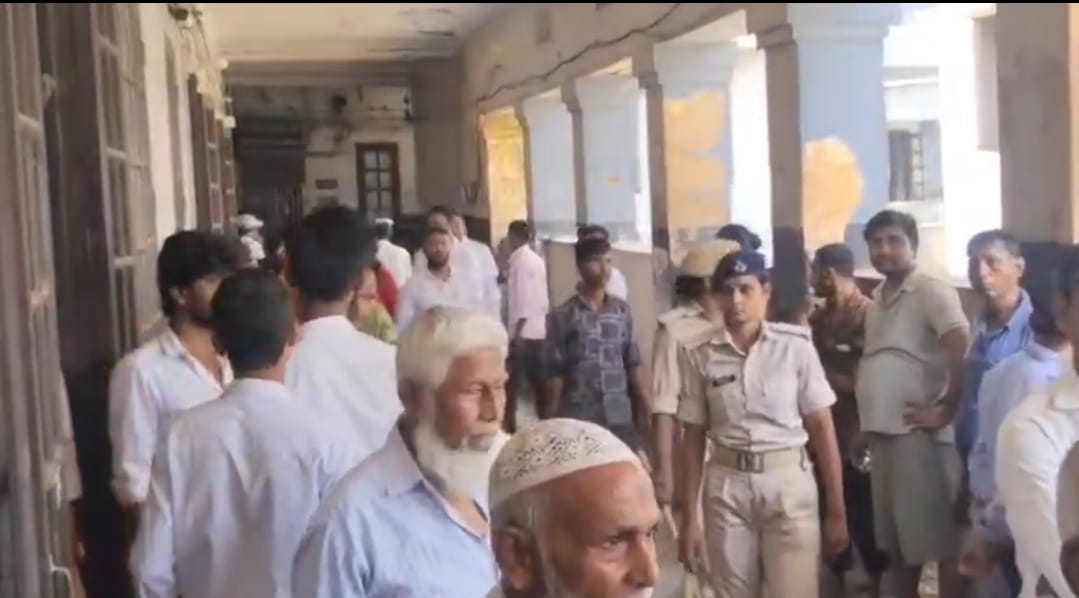 डीएमसीच में लोगों को शांत करवाती पुलिस