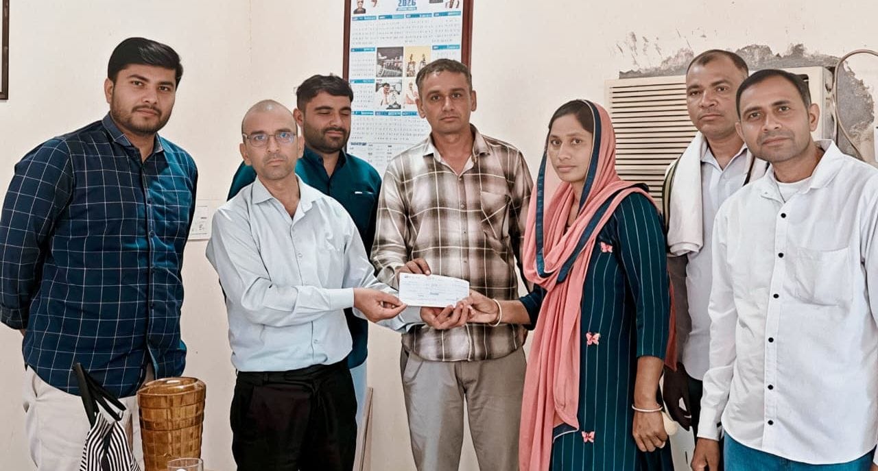 एएलएम कमल के परिजनों को तीन लाख रुपये की सहायता राशि देते विद्युत कर्मचारी संघ के सदस्य। स्रोत: