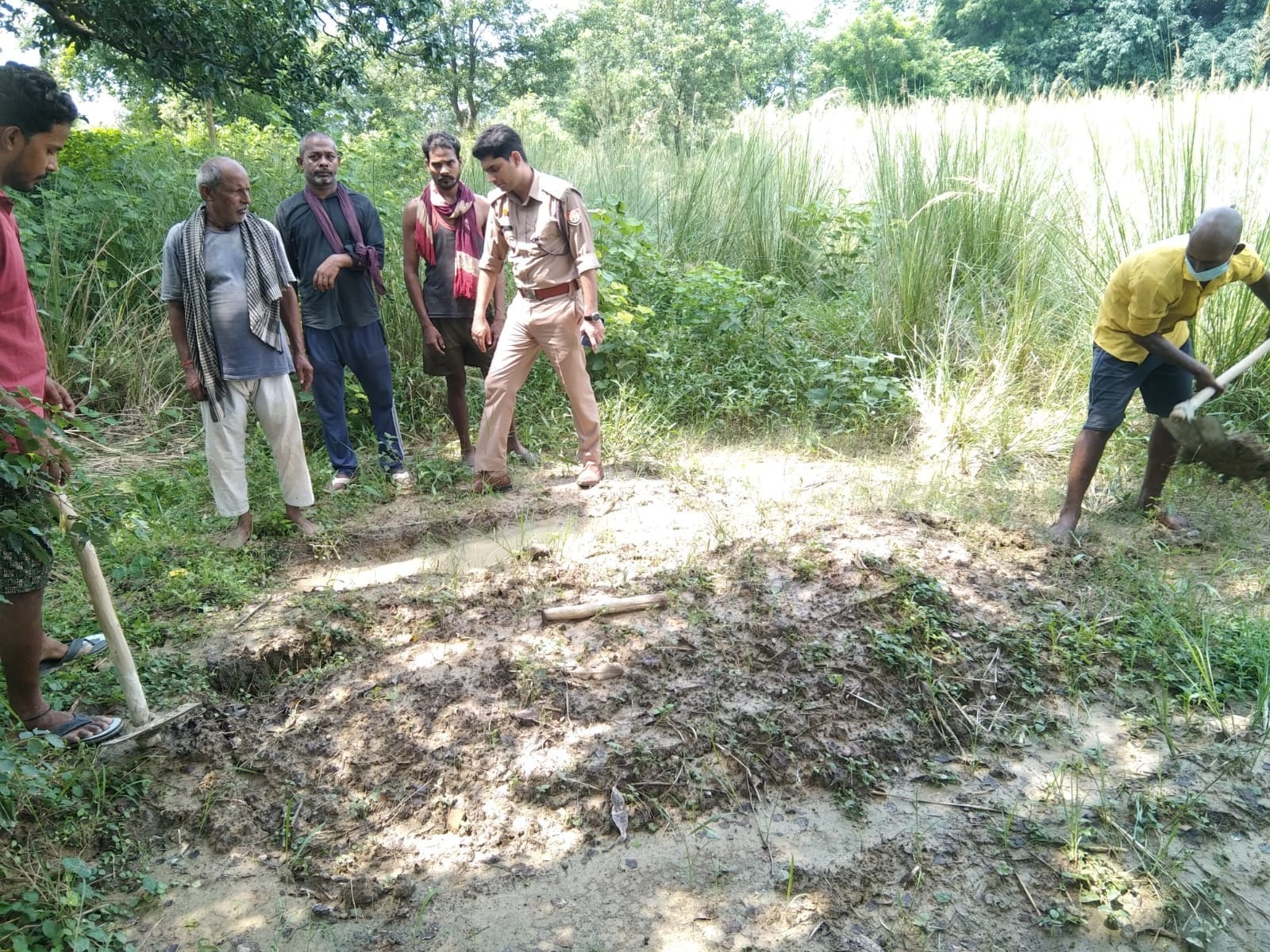 एसडीएम व सीओ सदर अयोध्या की मौजूदगी में भीटी के बनगांव में कब्र से शव निकालने के लिए की जा रही 