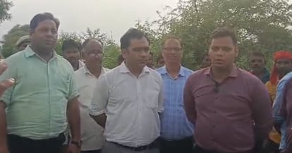 एसडीएम व तहसीलदार बाइक से पहुंचे बाढ़ क्षेत्र।
