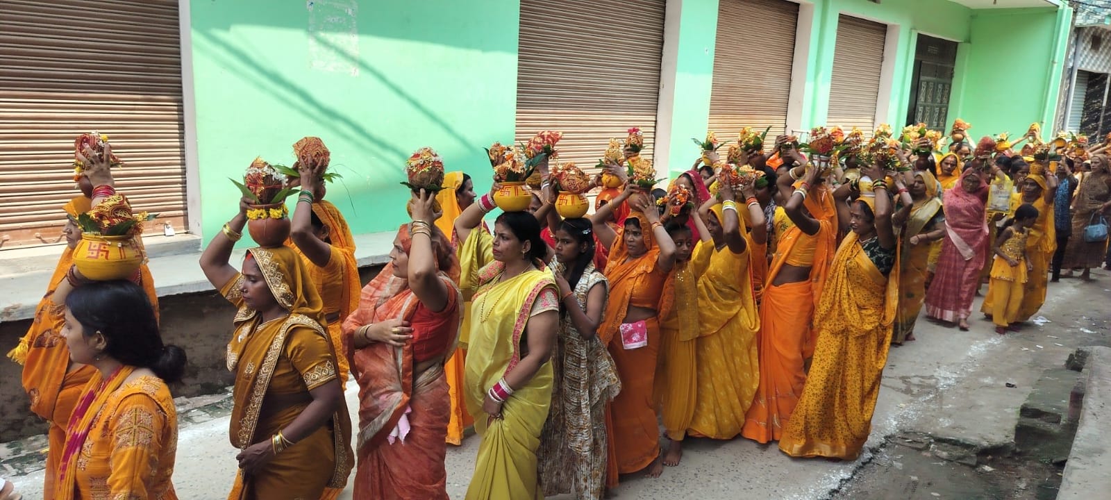 फूलपुर में जय मां भवानी मंदिर परिसर से निकली कलश यात्रा में शामिल महिलाएं और कन्याएं। संवाद