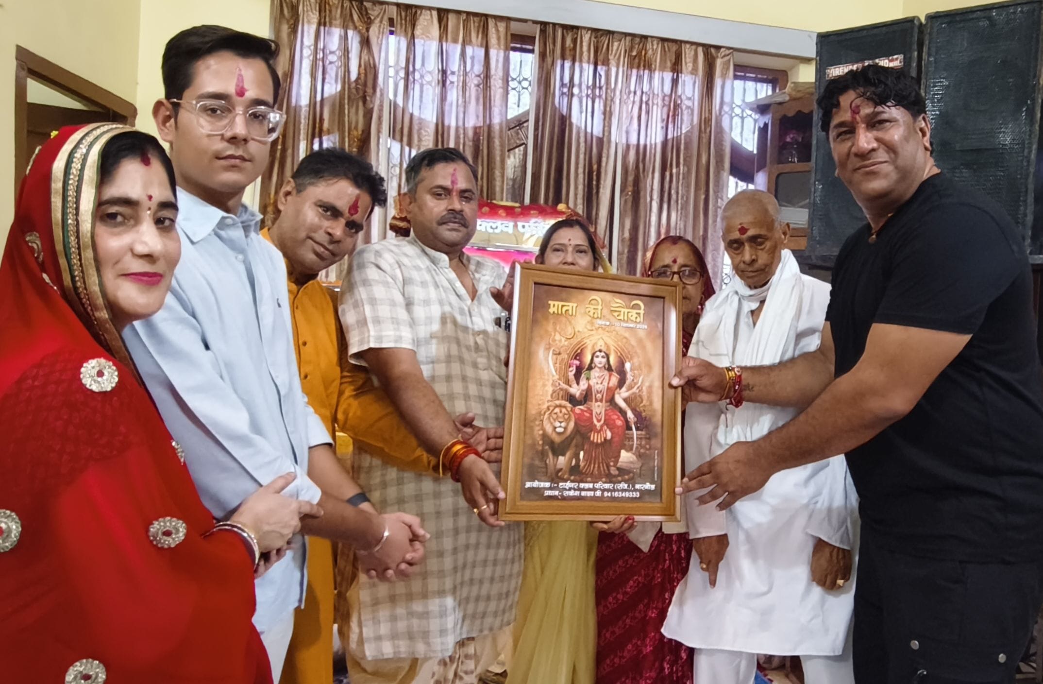 फोटो 01 यजमान को स्मृति चिह्न भेंट करते क्लब सदस्य। स्रोत: क्लब