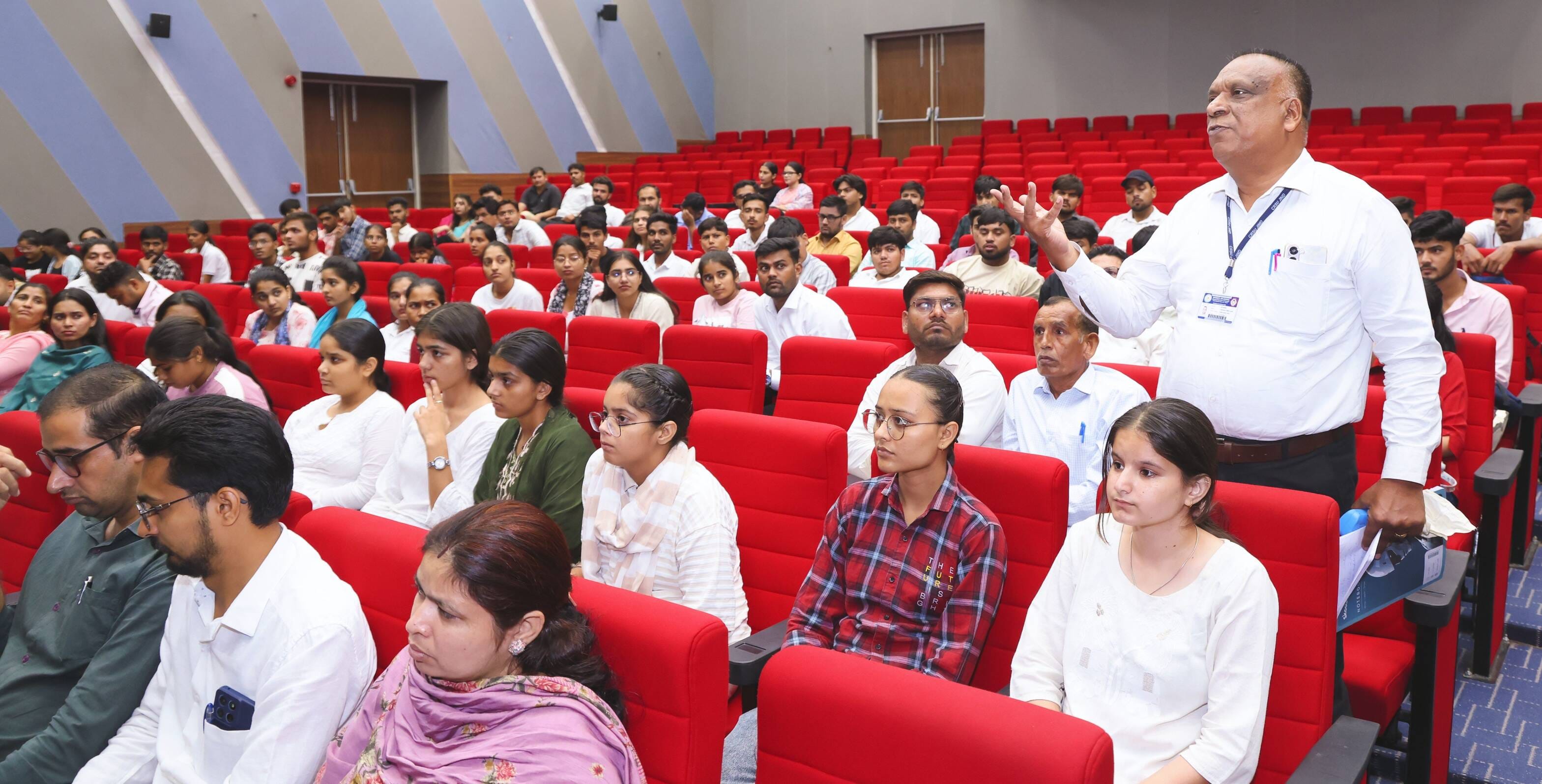 फोटो 09जेएनडी17-सीआरएसयू में आयोजित सेमिनार में सवाल करते हुए संबंधित अधिकारी। स्रोत विवि