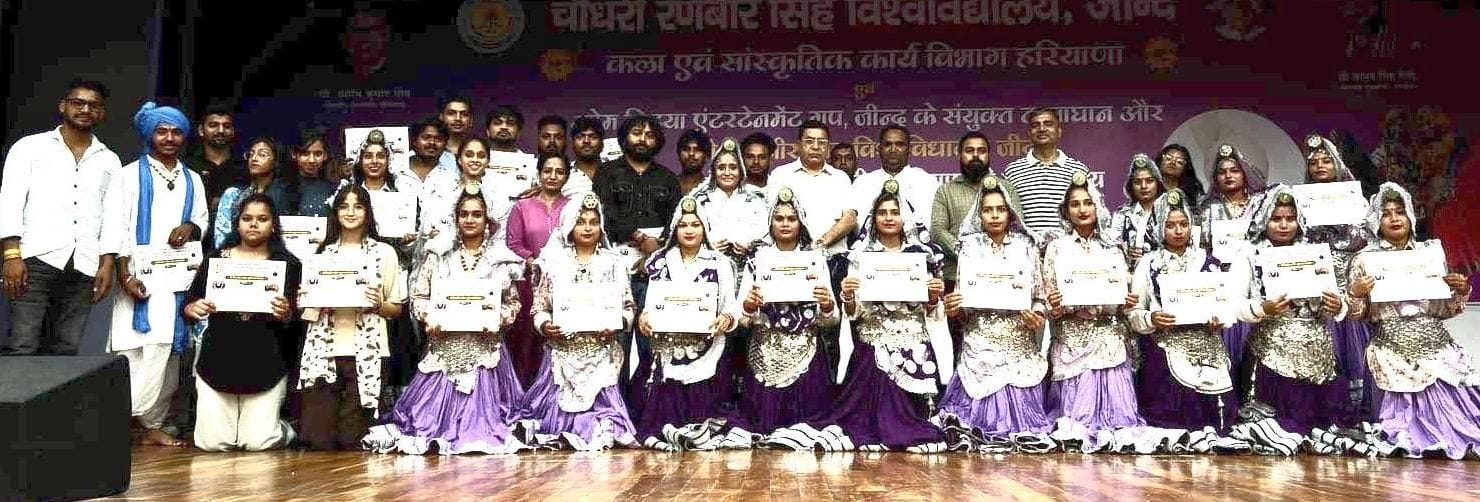 फोटो 09जेएनडी18-सीआरएसयू में चल रही कार्यशाला में मौजूद छात्राएं और आयोजक। स्रोत विवि