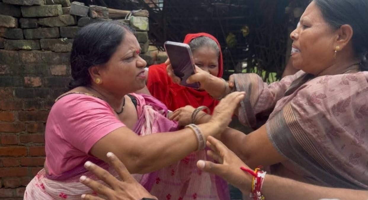 Nagar Panchayat President and former President clash on the road