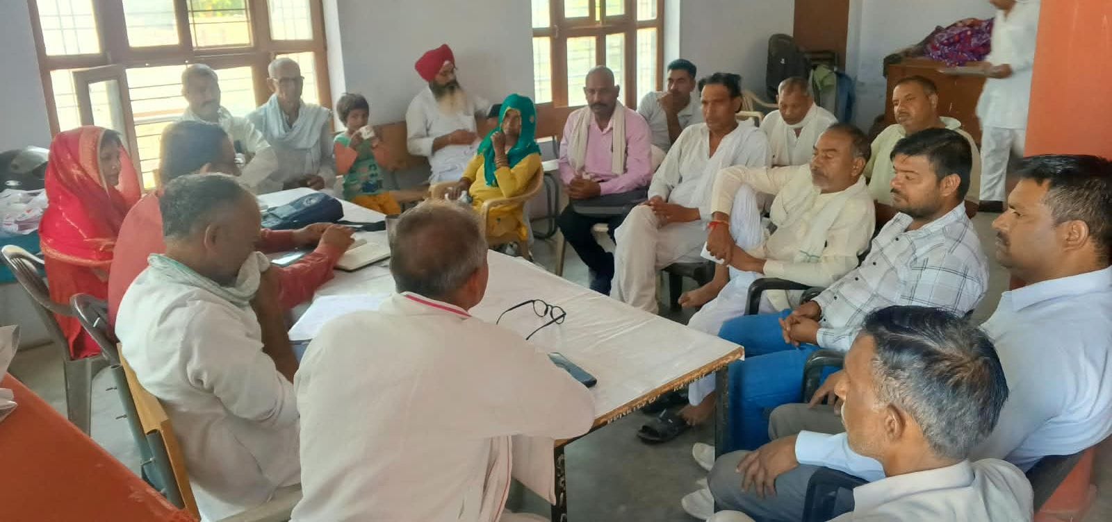 फोटो 10जेएनडी12-भवन निर्माण कामगार यूनियन कार्यालय में हुई जिला स्तरीय बैठक में मौजूद सदस्य। स्