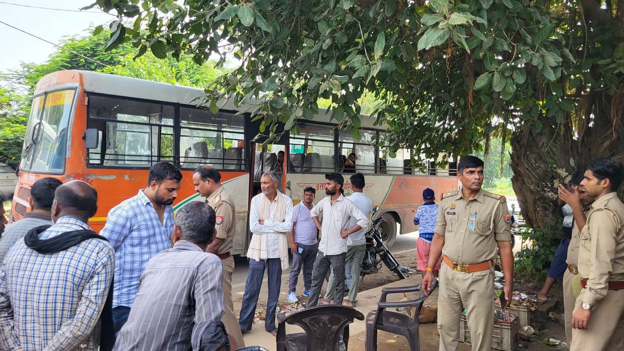 Driver and conductor beaten up over ticket dispute; commotion on the bus.