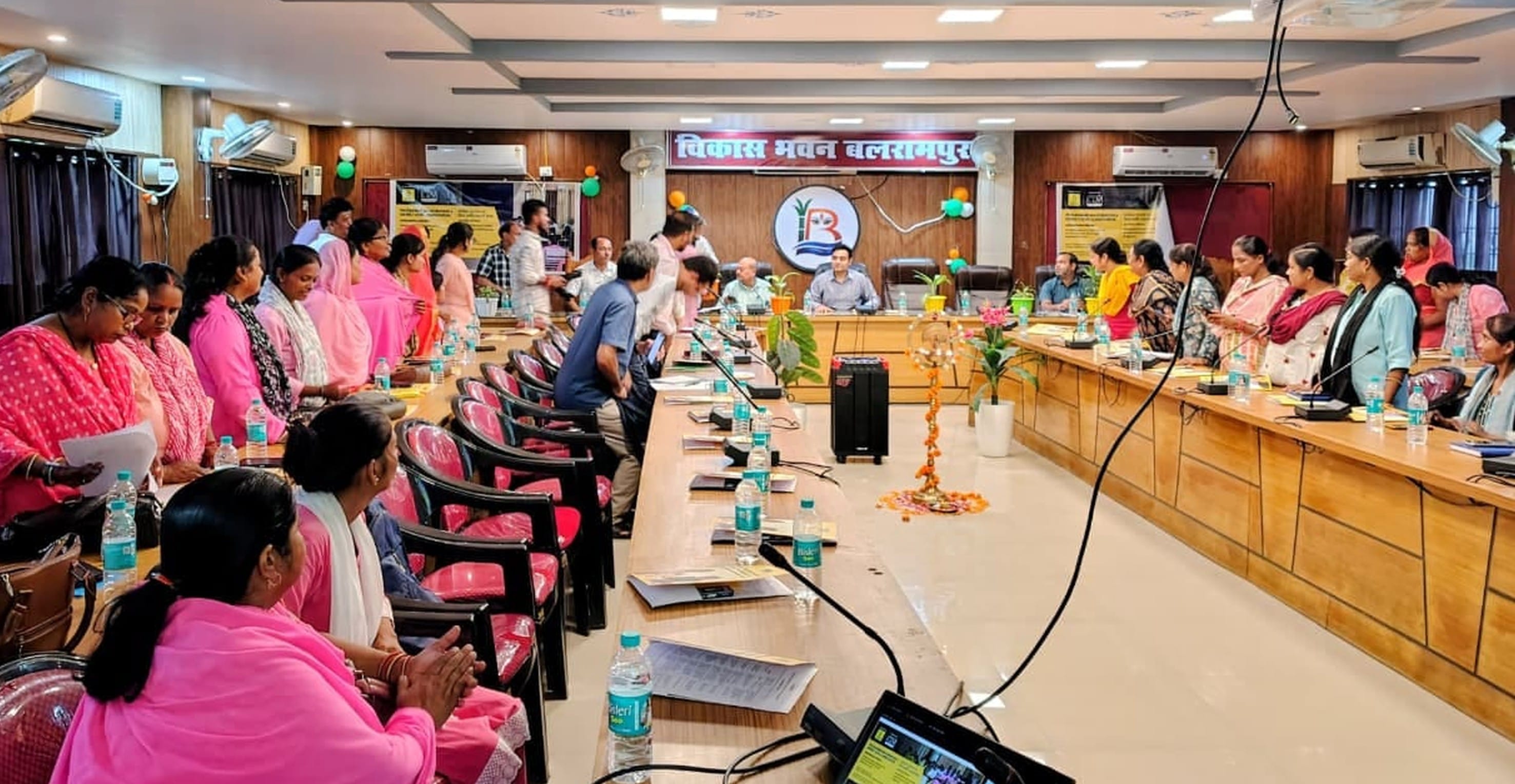 फोटो-21-बलरामपुर के विकास भवन में आयोजित कार्यक्रम में मौजूद आंगनबाड़ी कार्यकर्ता ।-स्रोत : विभ