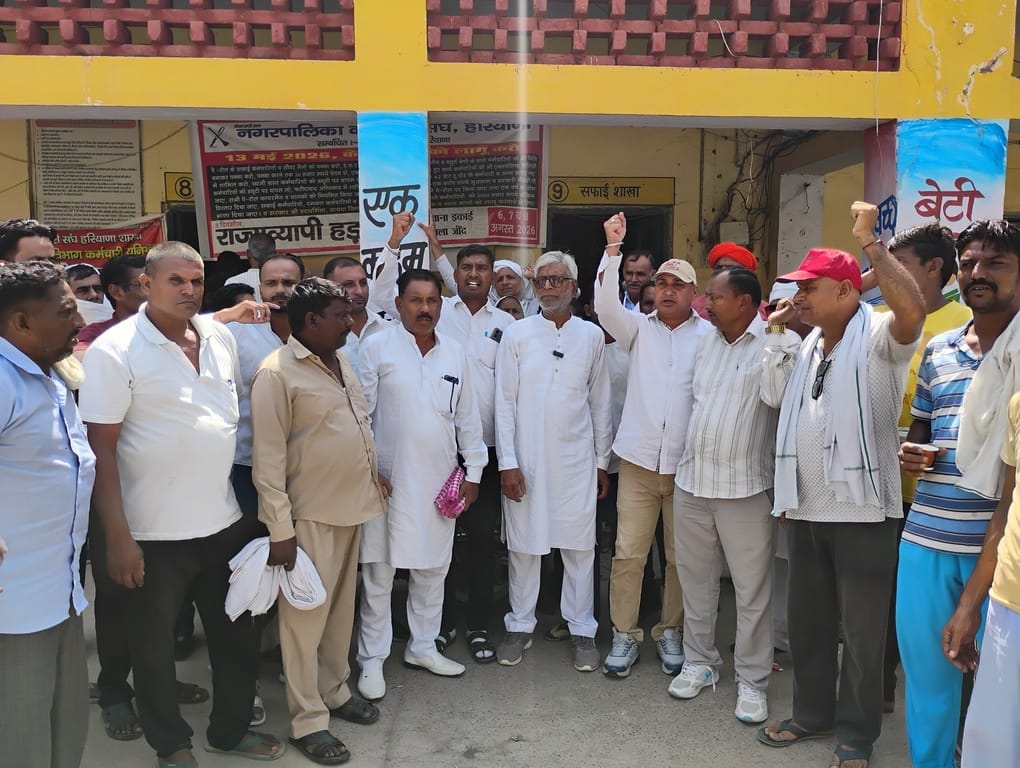 फोटो 7 नरवाना। सफाई कर्मचारियों के साथ मौजूद पूर्व प्रधान पूनम रत्ती। संवाद