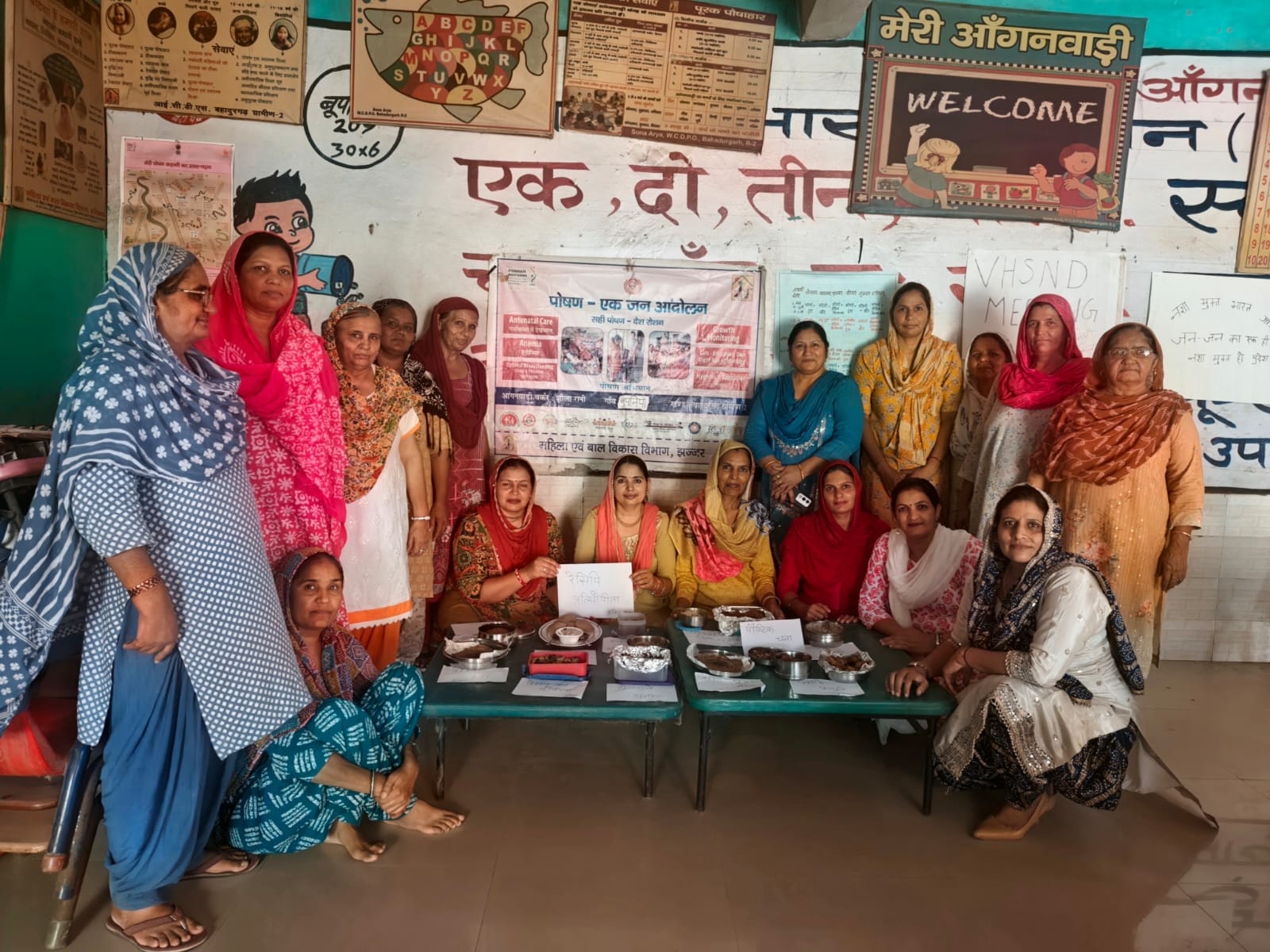 फोटो कैप्शन 72: केंद्र में पौष्टिक थाली प्रतियोगिता के दौरान आंगनवाड़ी वर्कर व महिलाएं विभिन्न 