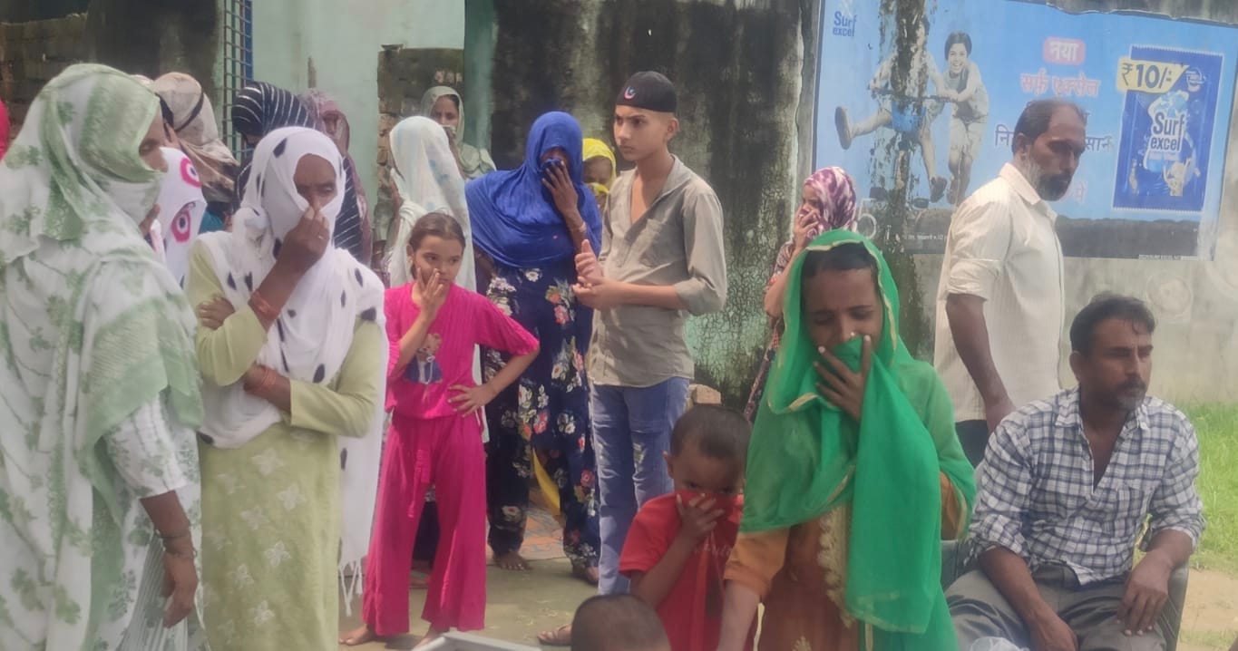 फोटो कैप्शन: मांडा के चकडीहा गांव में मिस्त्री का शव कुएं में मिलने के बाद रोते-बिलखते परिजन।