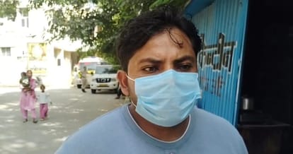 फोटो :: मामले की जानकारी देता विक्की का भाई आकाश।