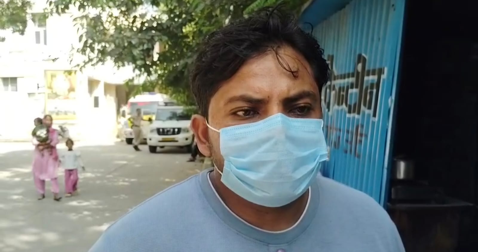 फोटो :: मामले की जानकारी देता विक्की का भाई आकाश।