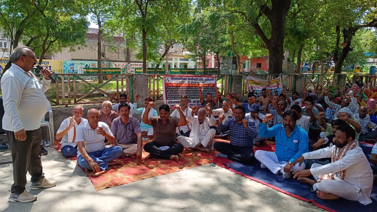 A 'Mahapanchayat' of striking municipal employees will be held today.