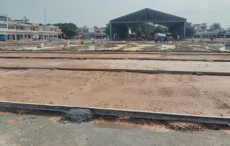 फोटो - नई अनाज मंडी में निर्माणाधीन प्लेटफॉर्म। संवाद