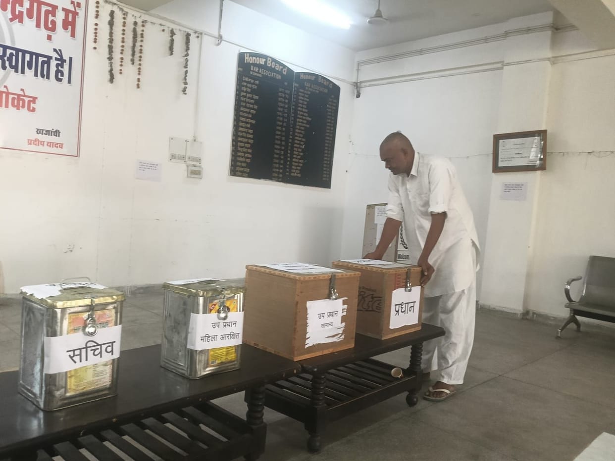 Today, 216 lawyers in Kanina and 303 in Mahendragarh will cast their votes.