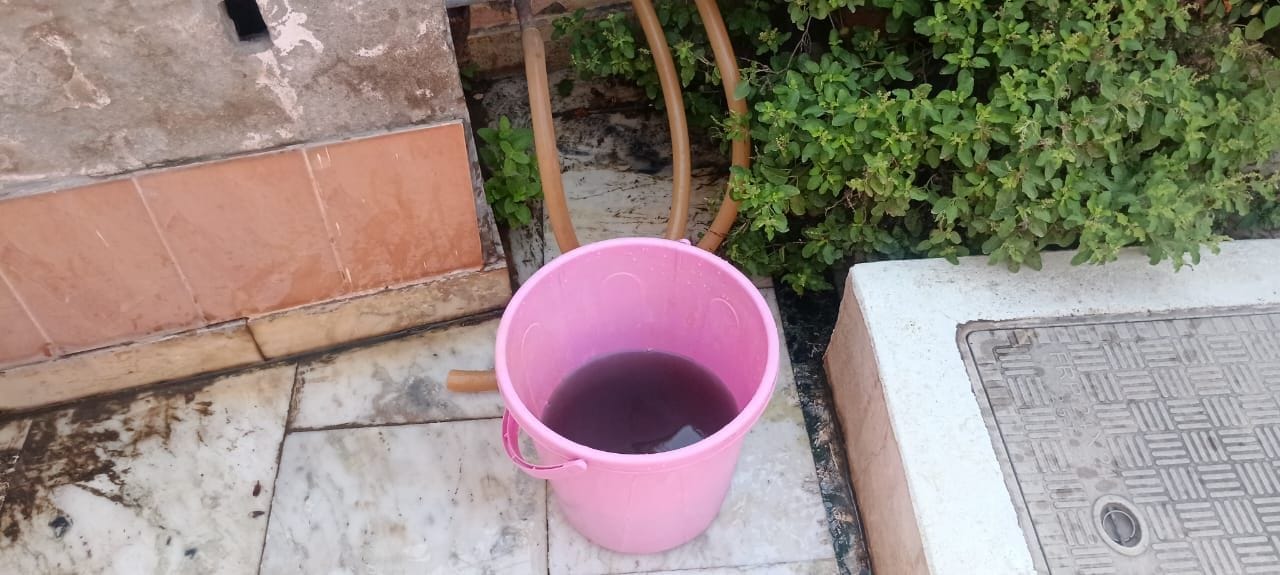 फोटो संख्या:54- मोहल्ला पड़ाव में बर्तन में भरा गंदा पानी--संवाद