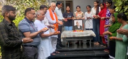 फोटो - सत नगर में लाला जगत नारायण को श्रद्धांजलि देते हुए संगठन के सदस्य। स्रोत - प्रवक्ता