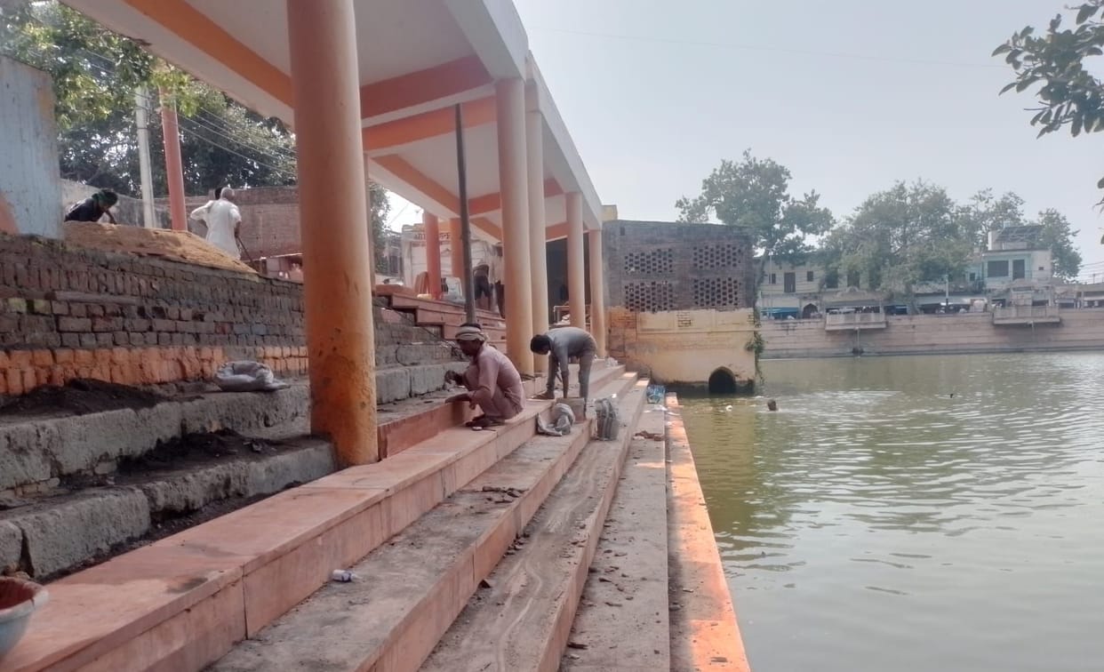 The renovation work on the Har Ki Pauri ghats has gained momentum.