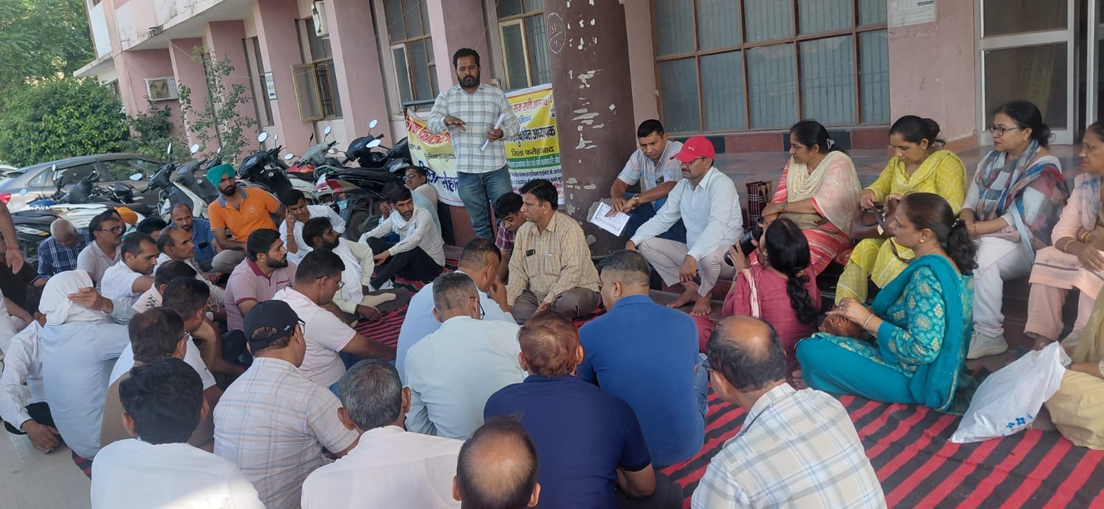 फतेहाबाद। डीईओ कार्यालय पर धरना देते शिक्षक। संगठन