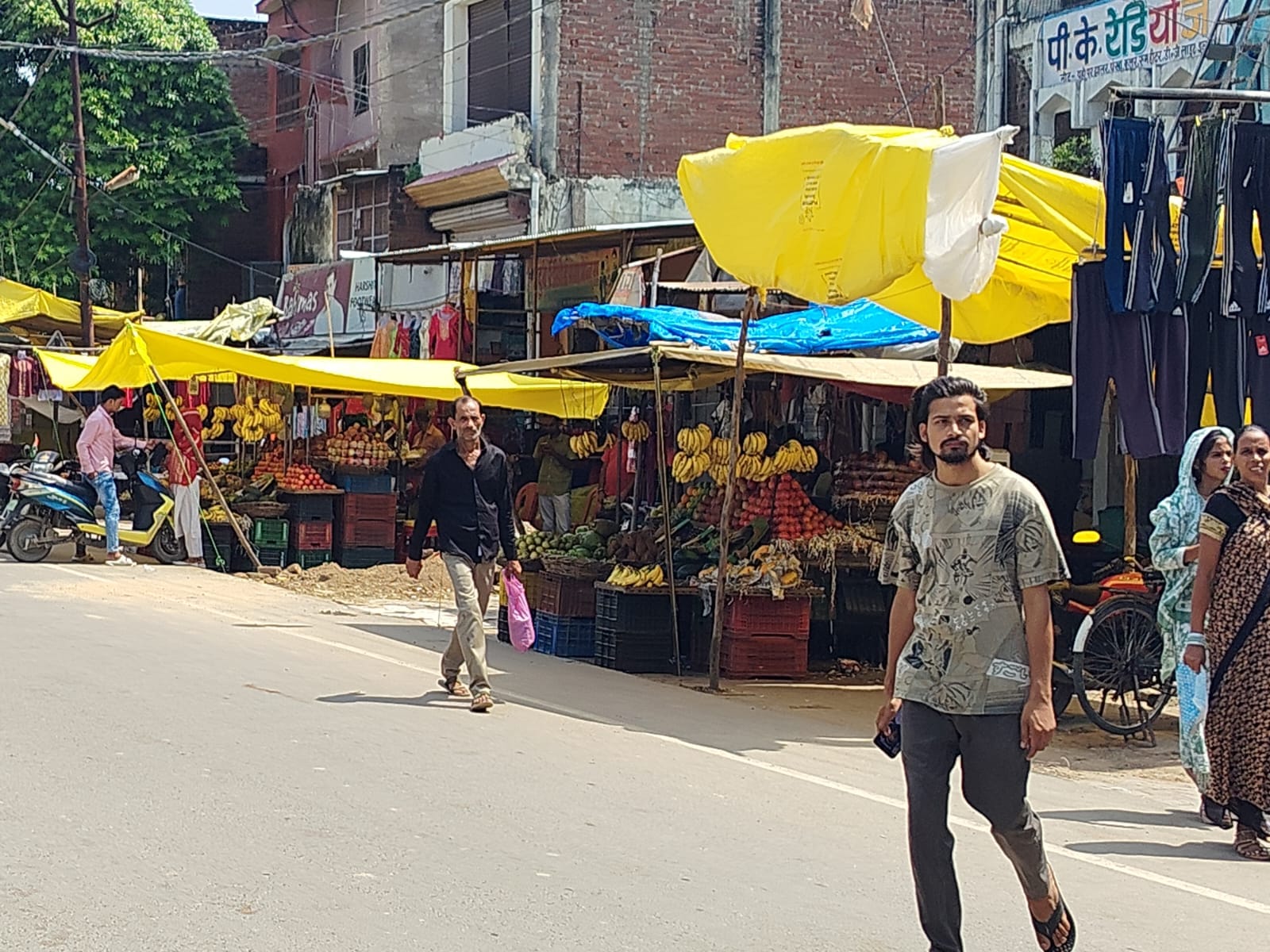 फुटपाथ पर लगी दुकानें। संवाद