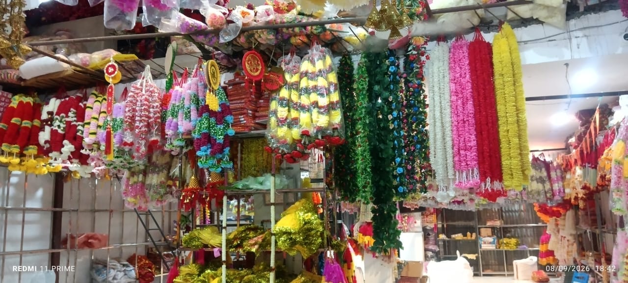 गणेश उत्सव को लेकर बाजार में सजावटी सामग्री की बढ़ी मांग संवाद