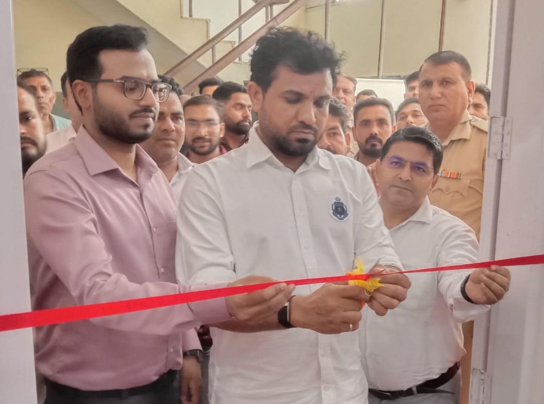 गन्नौर की पुरानी तहसील में उप-डाकघर एवं आधार अपडेशन सेंटर का उद्घाटन करते निर्दलीय विधायक देवें