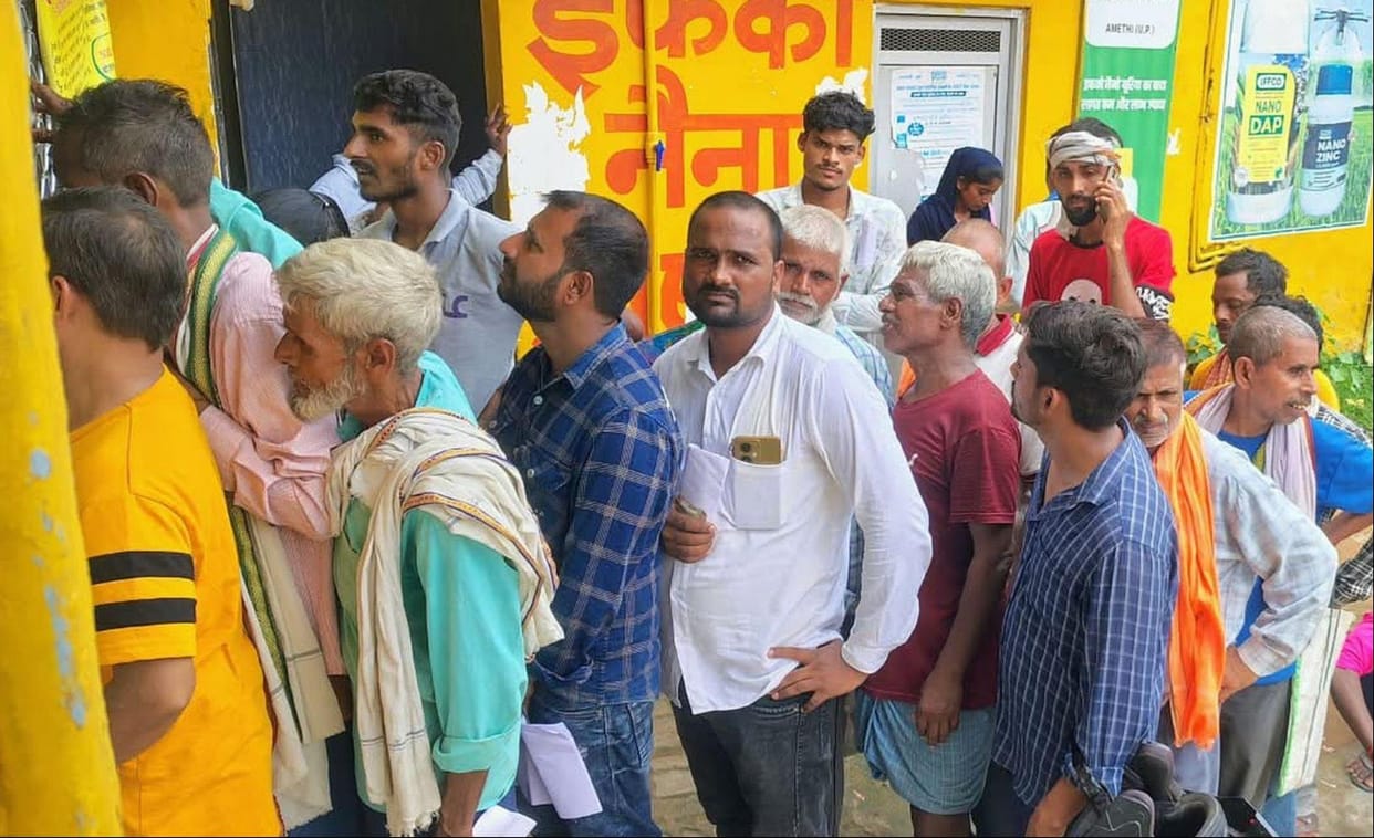 No urea at cooperative societies; queues form at IFFCO centers.