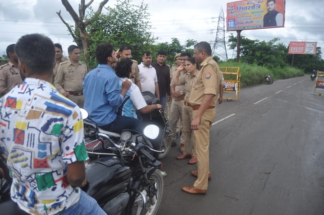 गांव बदनौली के बाहर सड़क पर युवकों से जानकारी करते पुलिसकर्मी। संवाद