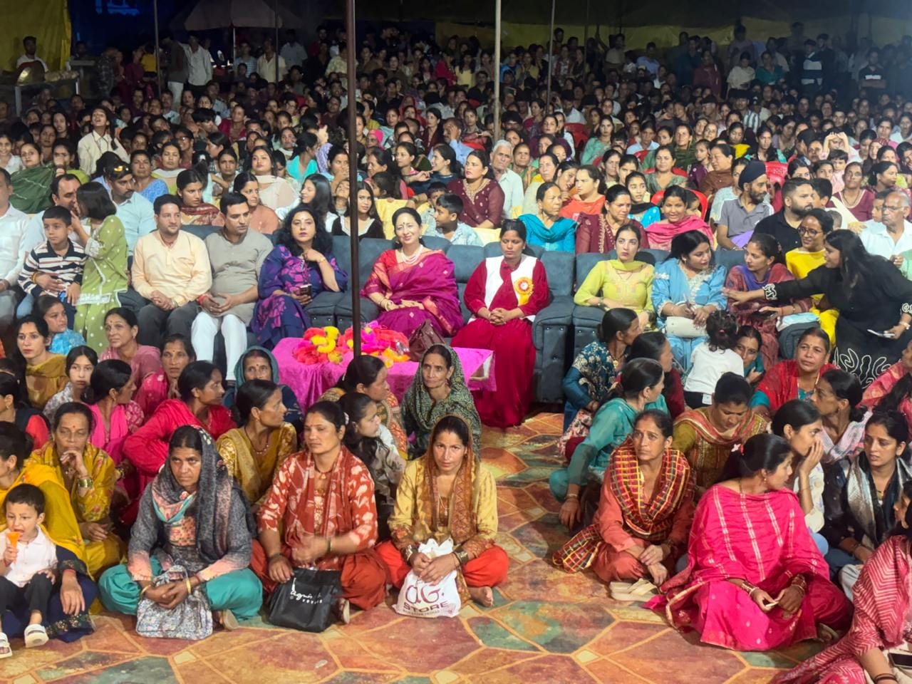 हरड़गलू मेले की दूसरी सांस्कृतिक संध्या का लुत्फ उठाते दर्शक। संवाद