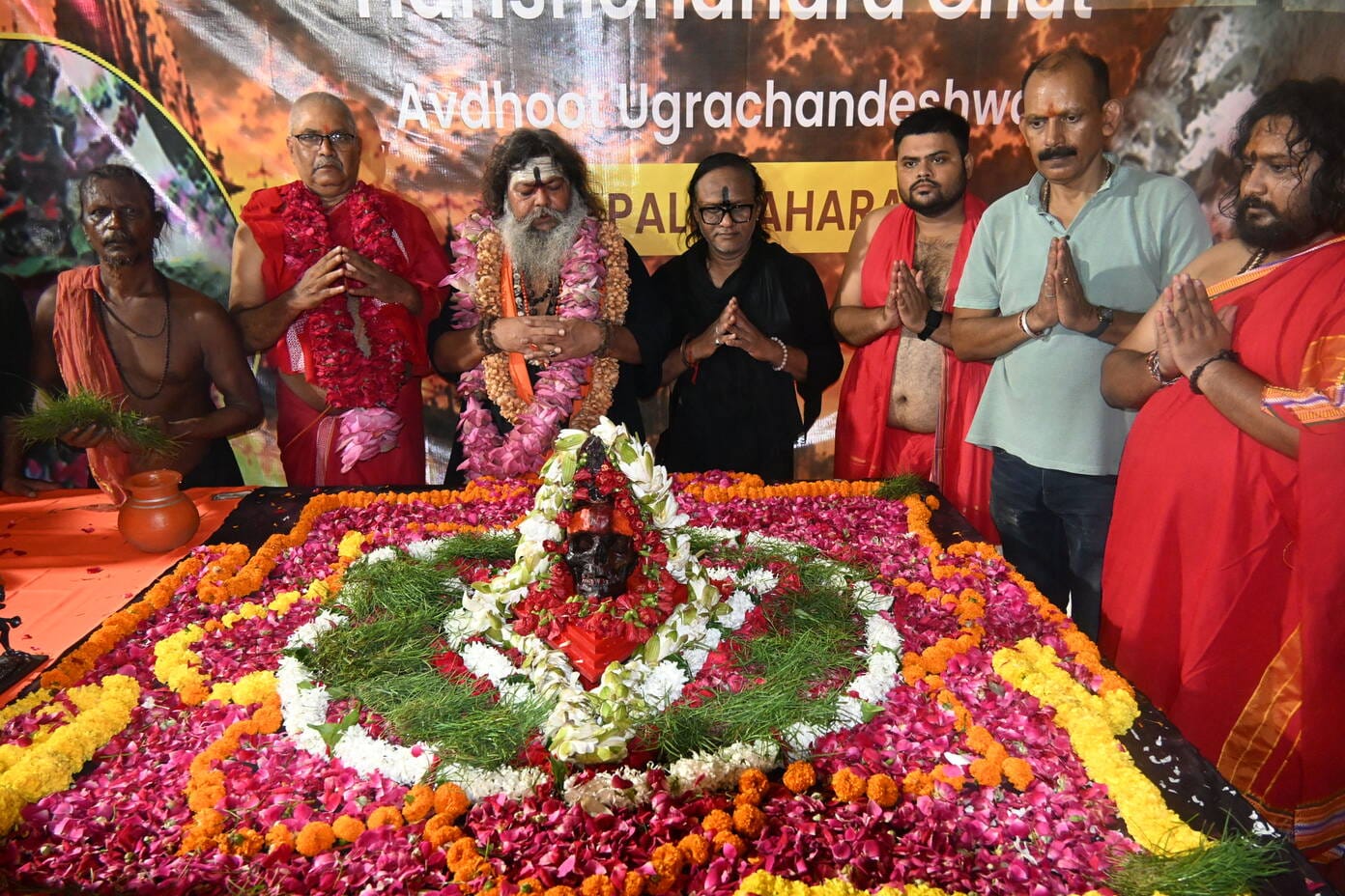 हरिश्चंद्र घाट पर अघोर चतुर्दशी पर आयोजित पूजा में शामिल कपाली बना व अन्य। अमर उजाला