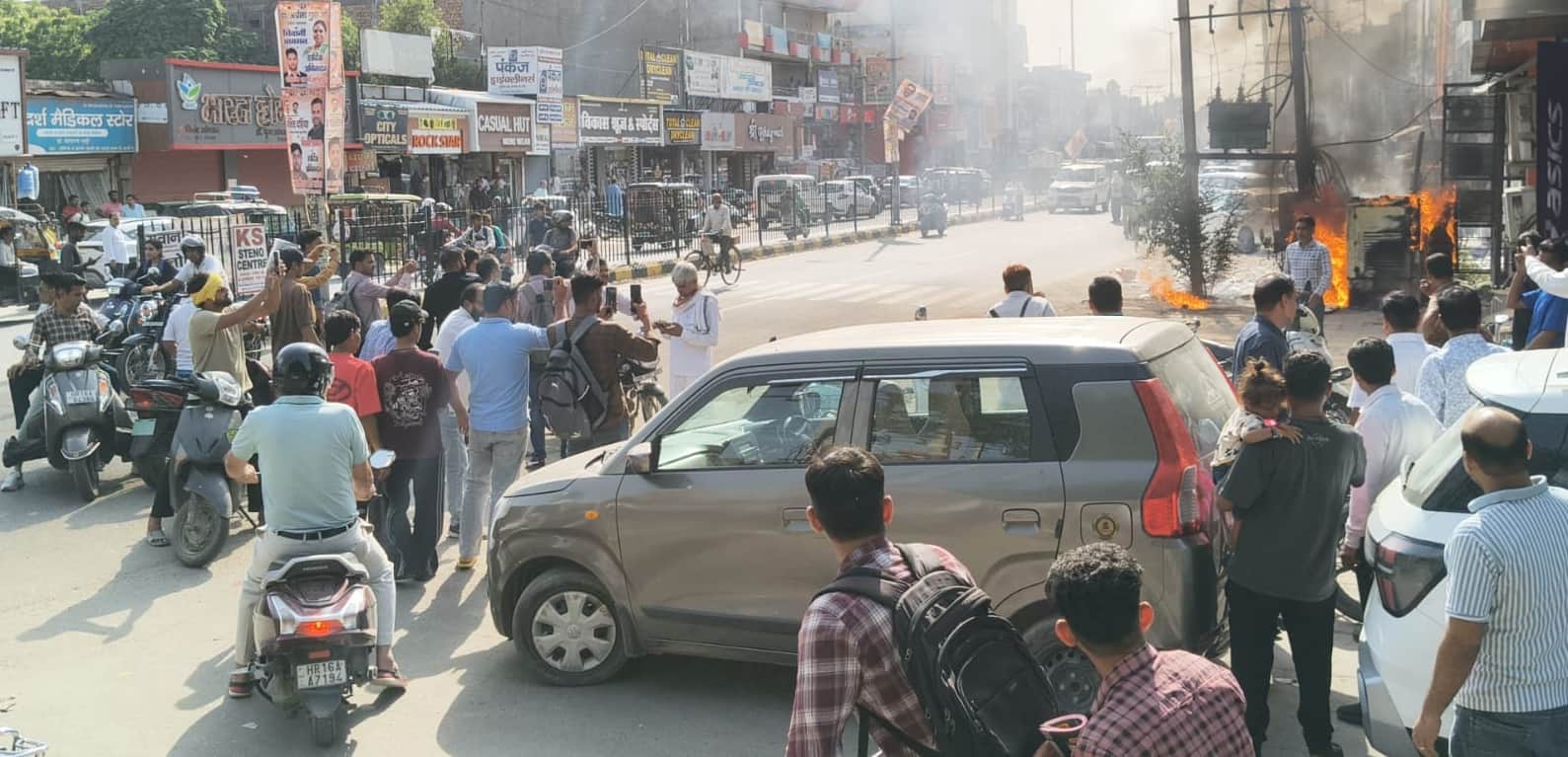 हांसी गेट सर्कूलर रोड पर बैंक आफ बदोडरा के बाहर रखे जनरेटर में आग लगने के बाद बंद किया रास्ता व