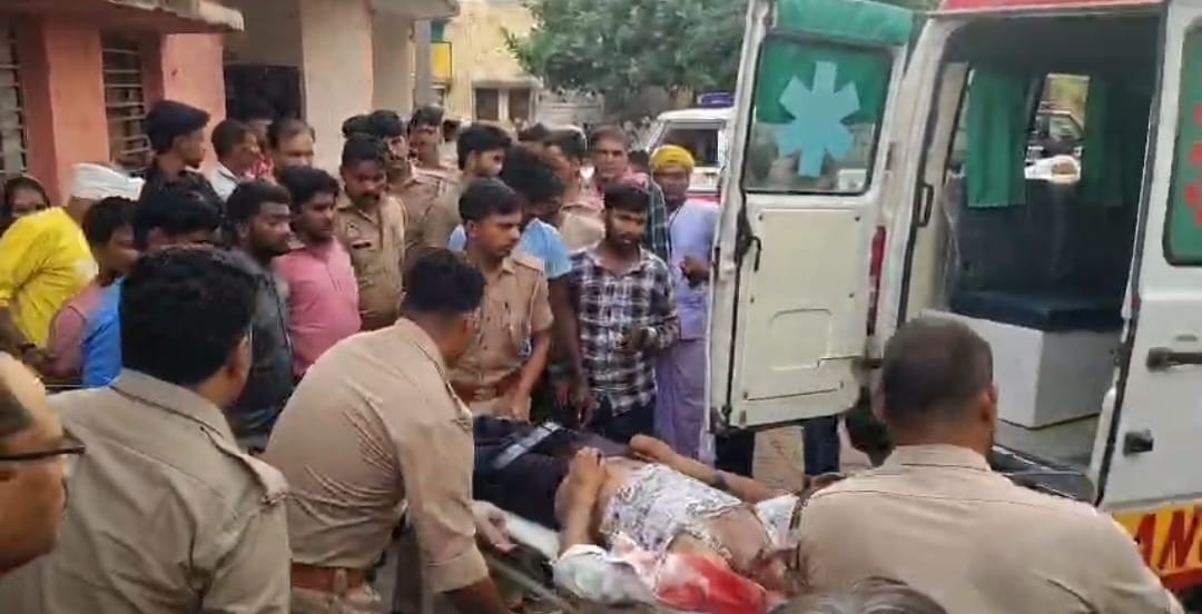 हादसे में घायल युवक को उपचार के लिए भेजती पुलिस। संवाद
